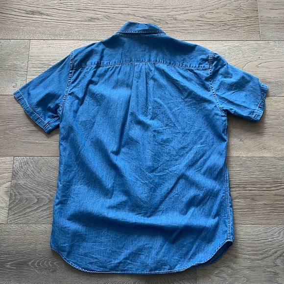 GAP Chambray Blue Lightweight Denim Shortsleeved Button Down Oxford Size Small - Picture 4 of 5